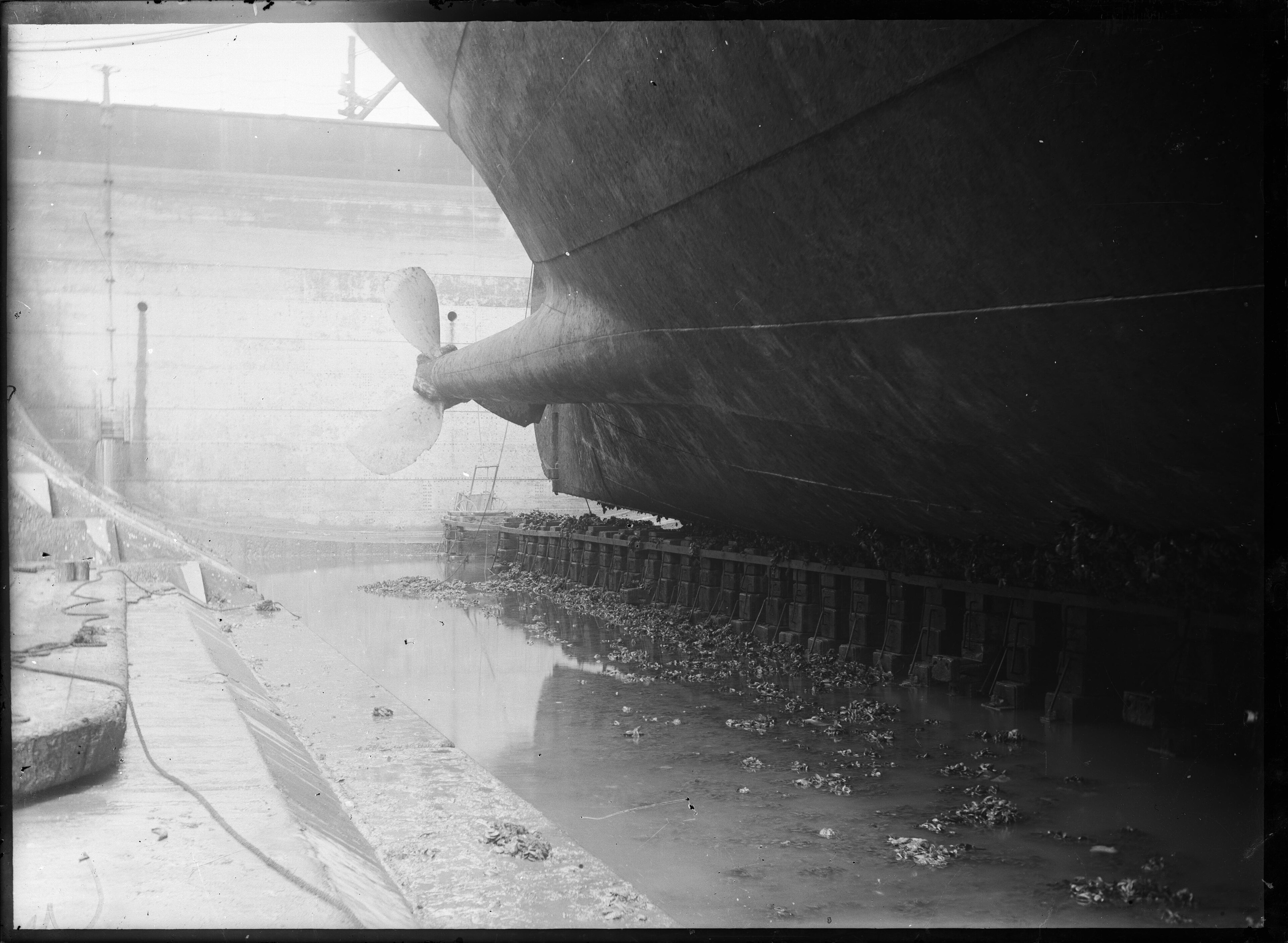 Casco de navio em dique seco visto a partir do hélice
