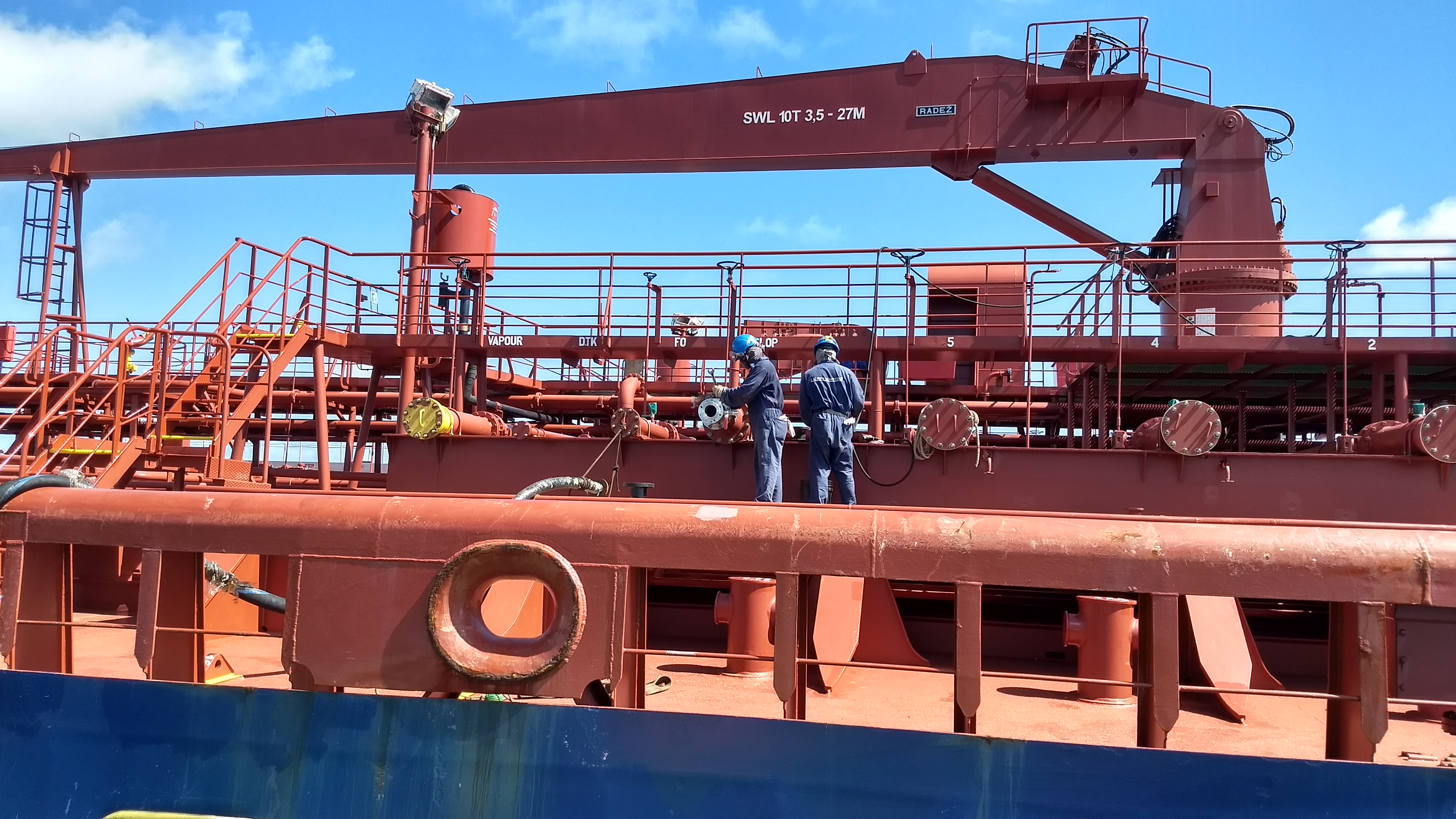Equipe da SELL em operação de içamento junto ao costado de um navio